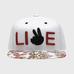 Boné aba reta branco com aba floral